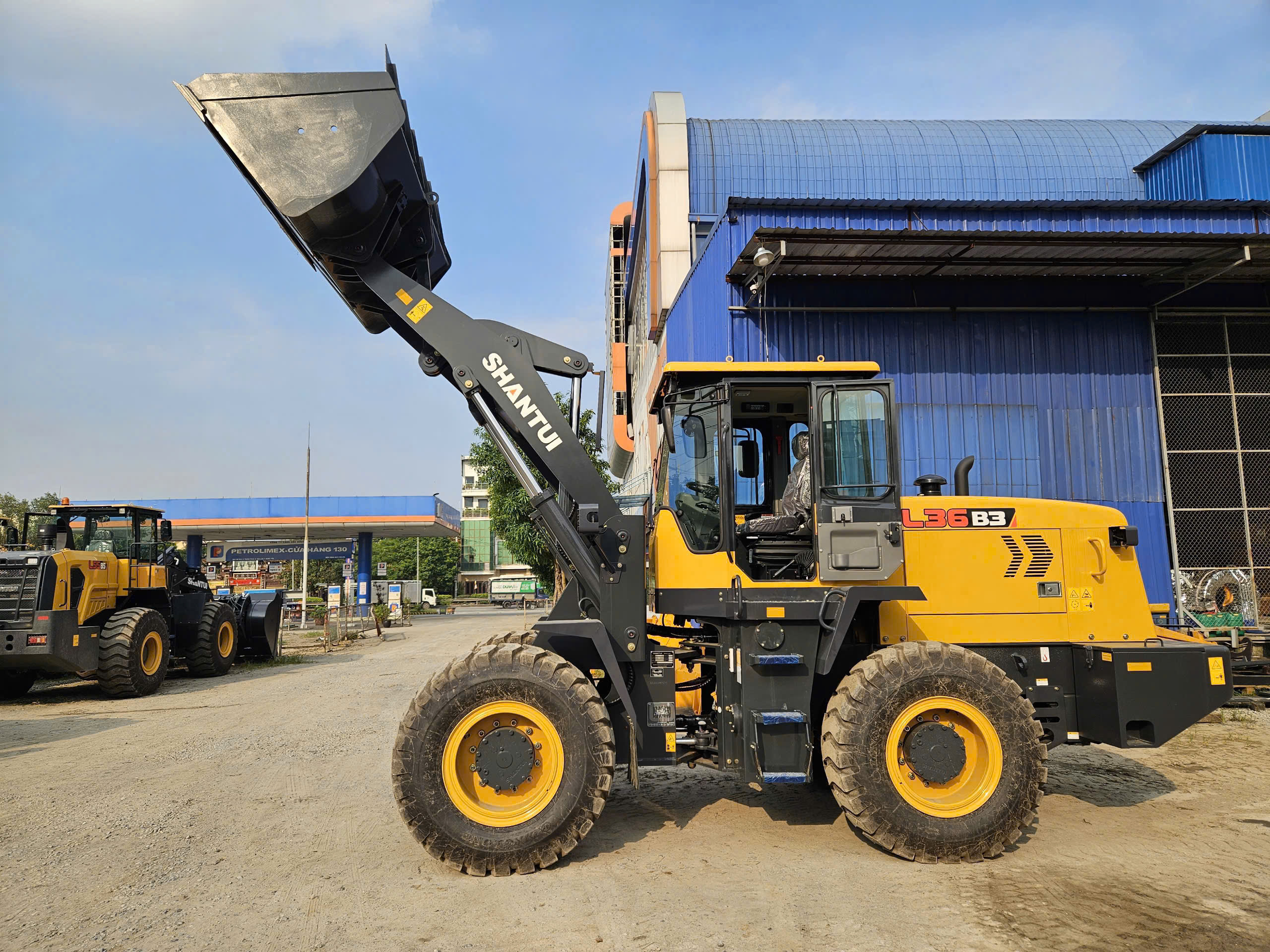 MÁY XÚC LẬT SHANTUI L36-B3